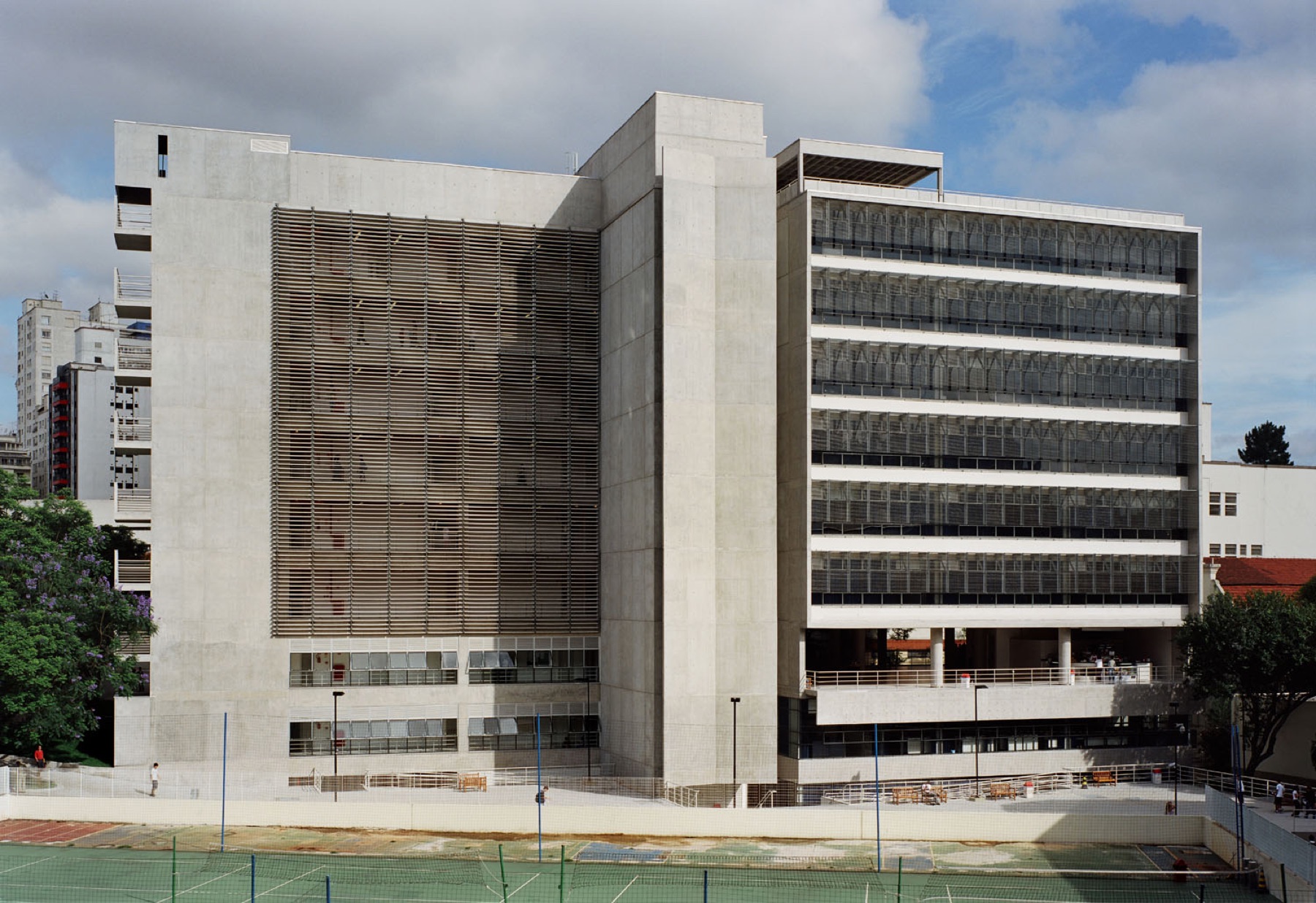 Edifício moderno do campus Mackenzie