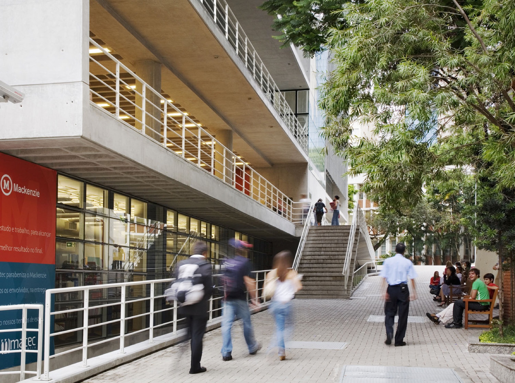 Circulação de estudantes no campus Mackenzie