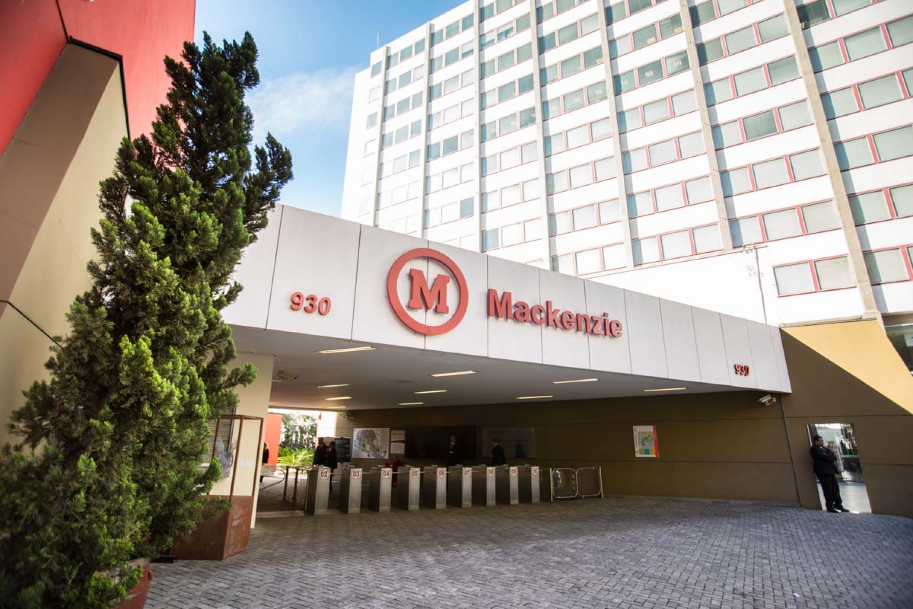 Fachada do campus Higienópolis com o símbolo Mackenzie